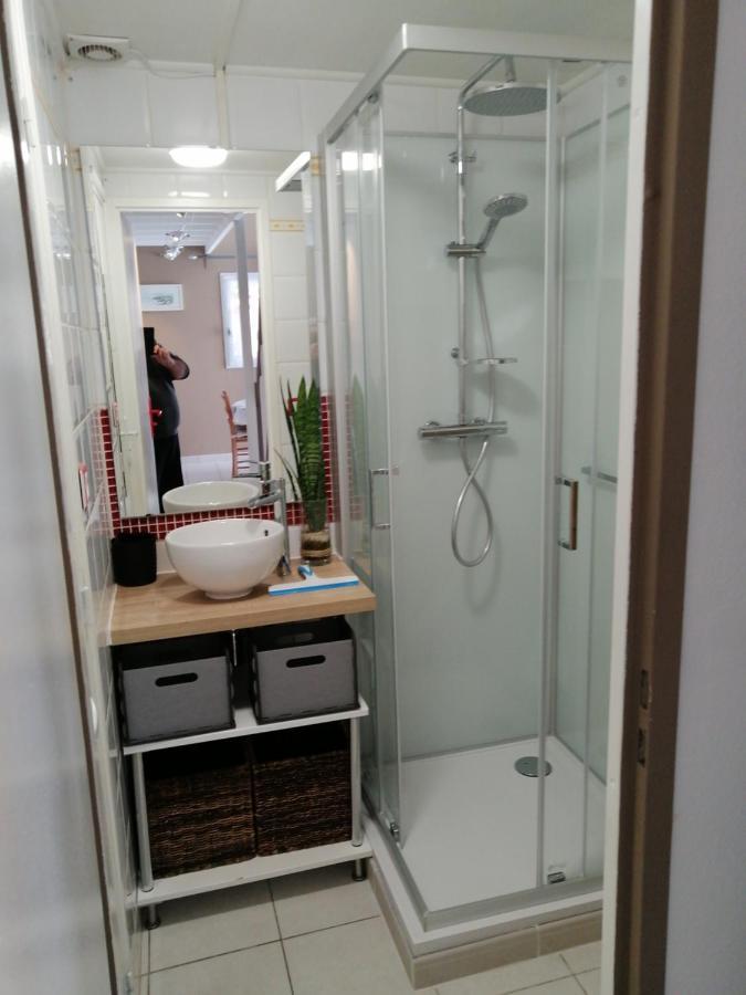 Sous Le Soleil De Provence Petite Maison Au Calme Et Tres Bien Equipee De 40M2 Avec Wifi -Jardin Prive-La Piscine Est Commune A La Residence Et Ouverte Du 1Er Mai Au 30 Septembre De 09H A 21H,En Juillet Et Aout Reservation Uniquement Du Samedi Au Sam Forcalqueiret Luaran gambar